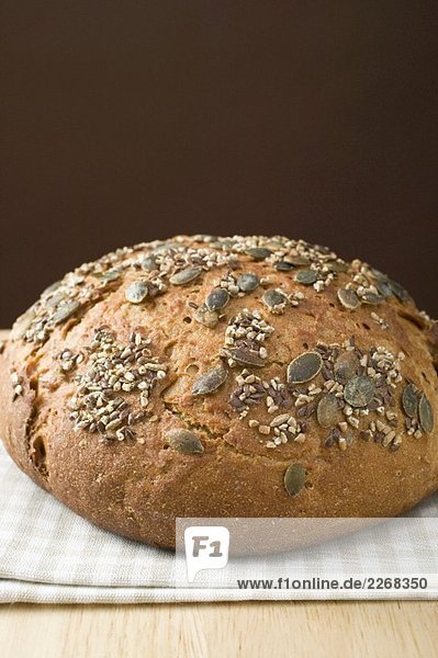 Vollkornbrot mit Kürbiskernen auf Geschirrtuch
