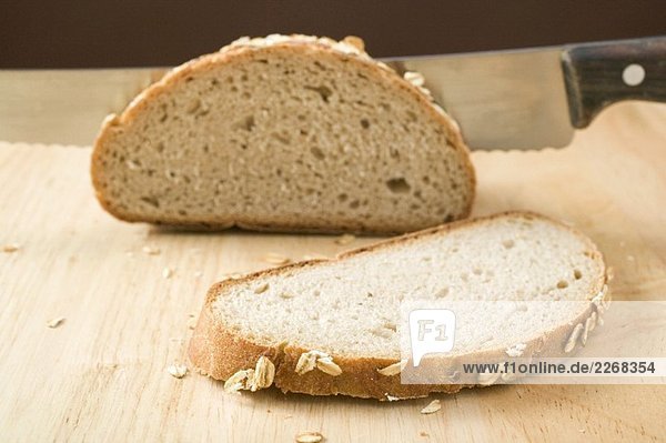 Vollwertbrot mit Haferflocken angeschnitten