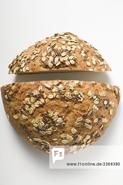 Vollwertbrot mit Kürbiskernen durchgeschnitten