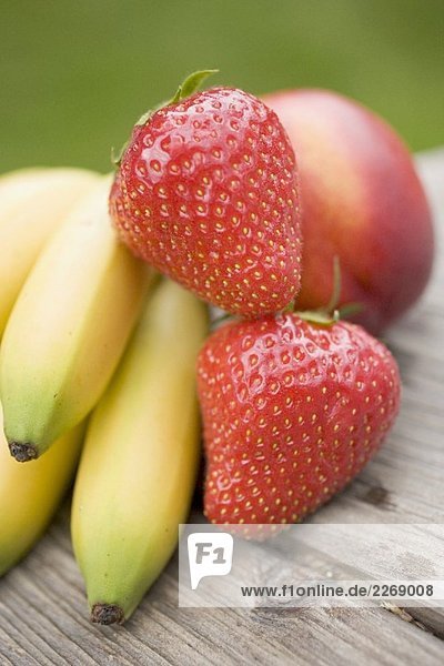 Bananen  Erdbeeren und Nektarine auf Holztisch