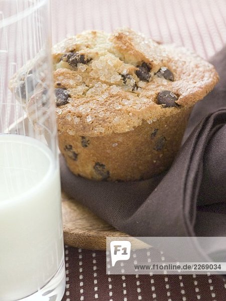 Muffin mit Chocolatechips  Glas Milch