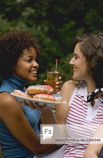 Zwei Frauen mit Doughnuts und Eistee beim 4th of July (USA)