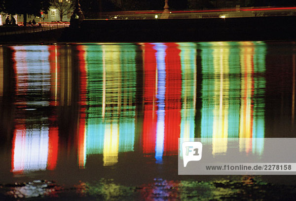 Mehrfarbige  auf dem Wasser reflektierte Lichter