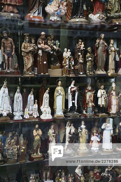 Schaufenstergestaltung religiöser Statuen