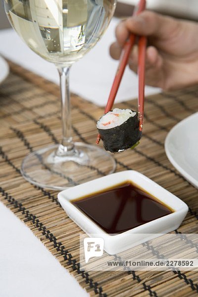 Sushi  Sojasauce und ein Glas Wein