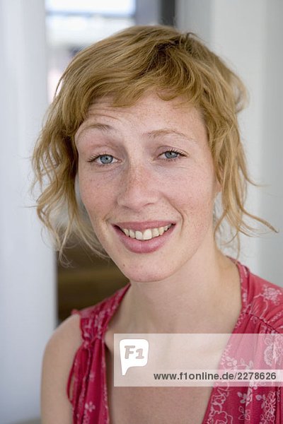 Eine Frau mit erhobenen Augenbrauen