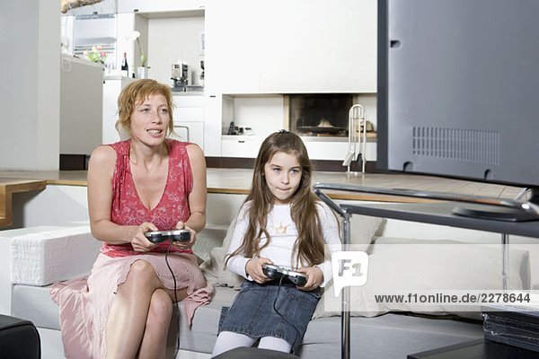 Mutter und Tochter beim gemeinsamen Videospiel