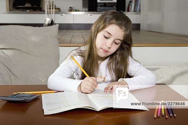 Ein junges Mädchen bei den Hausaufgaben