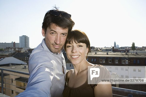 Ein Paar  das sich auf einer Dachterrasse fotografiert.