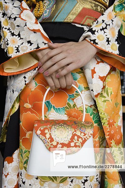 Mittelteil einer Frau mit Kimono