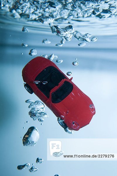 Ein Spielzeugauto im Wasser