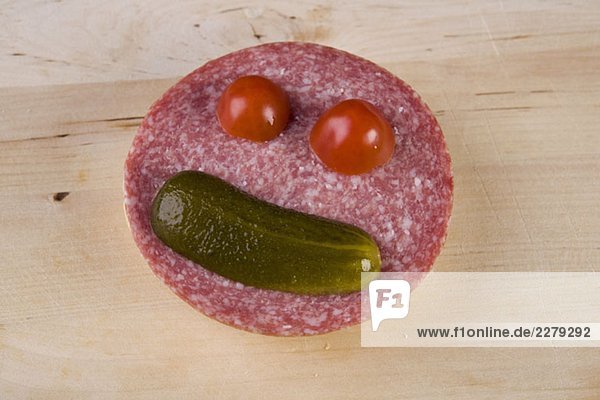 Ein anthropomorphes Gesicht auf einer Scheibe Salami