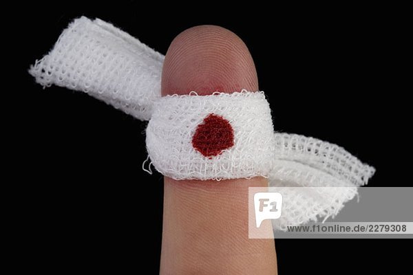 Ein blutender Finger in einen Verband gewickelt