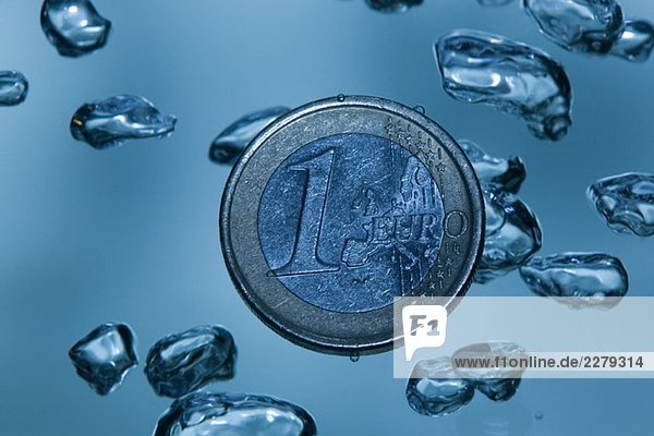 Eine Euro-Münze unter Wasser