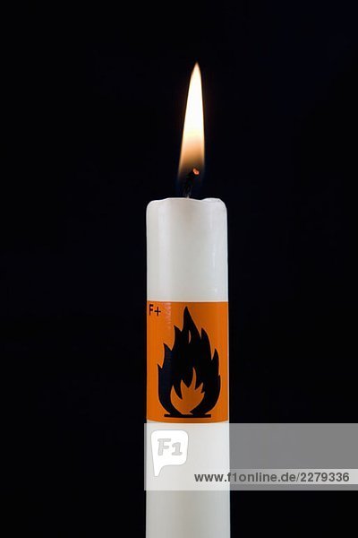 Eine Kerze mit Warnhinweis