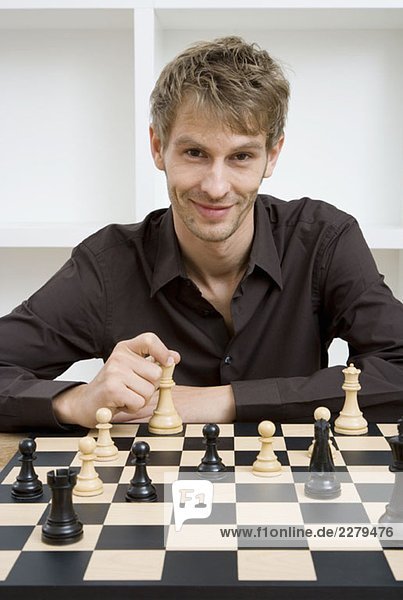 Ein Mann  der Schach spielt.