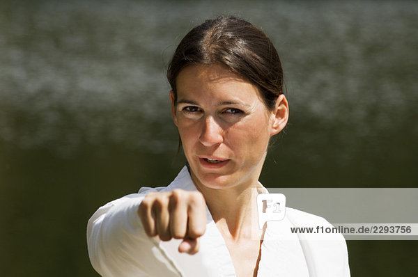 Junge Frau die tae kwon do praktiziert.