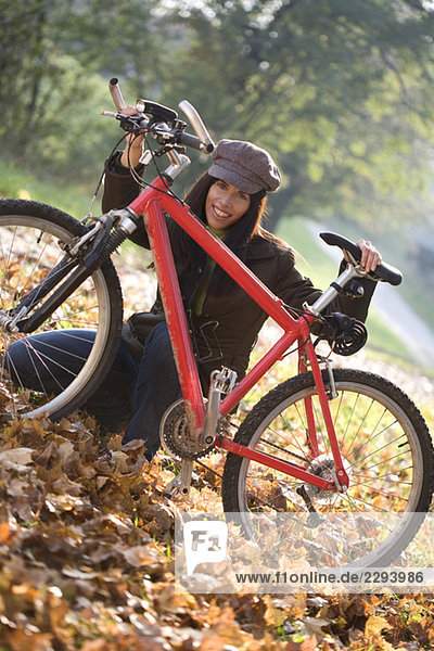 Junge Frau beim Radfahren,  Portrait
