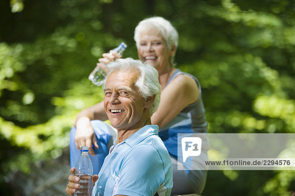 Seniorenpaar bei einer Pause  Trinkwasser
