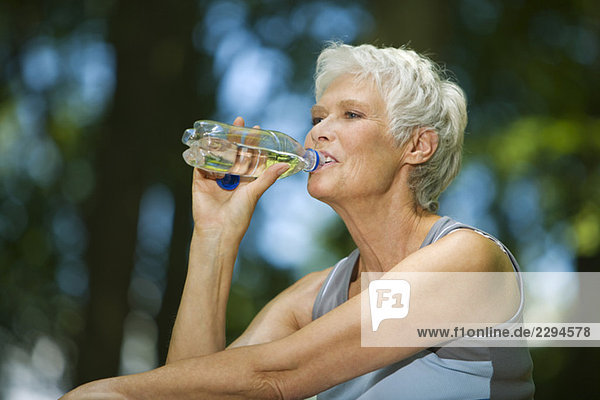 Seniorin  Trinken aus der Wasserflasche  Porträt