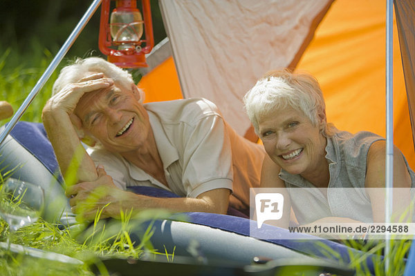 Seniorenpaar beim Entspannen im Zelt  Portrait
