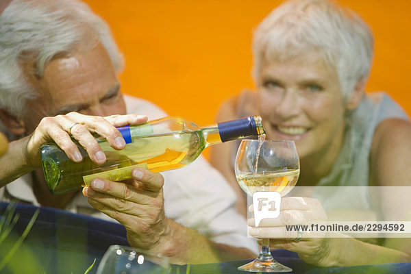Seniorenpaar trinkt Weißwein  Portrait