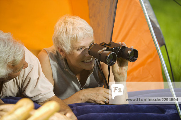 Senior Paar Camping  Frau mit Fernglas  Portrait