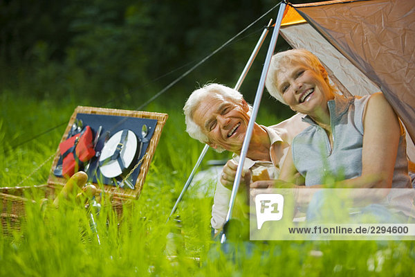 Seniorenpaar Camping  Portrait