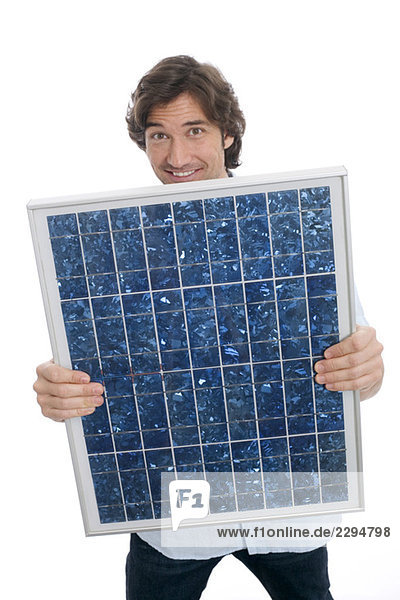 Mann mit Solarmodul