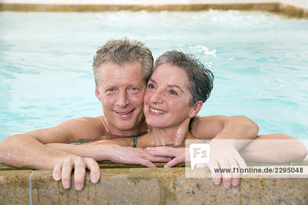 Erwachsenes Paar im Schwimmbad  Portrait
