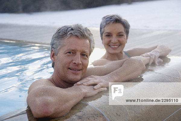 Reife Paare entspannen sich im Outdoor-Spa  Portrait