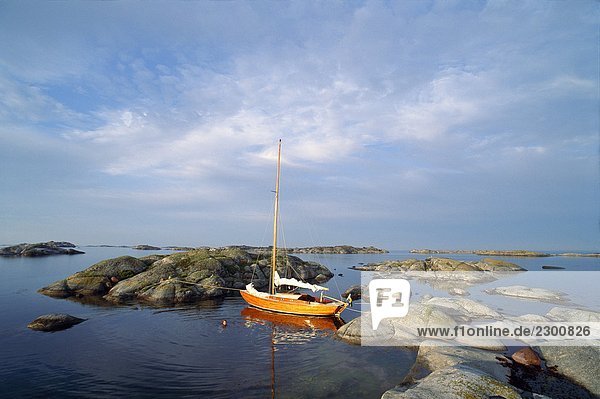 Segelboot ankern zwischen zwei kleine Inseln Stora Nassa Stockholmer Schären Schweden