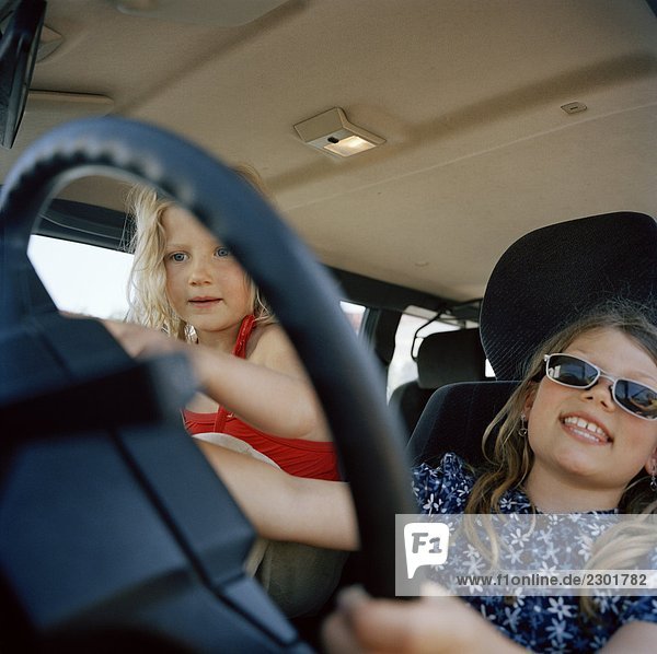 Skandinavischen Mädchen in einem Auto Spanien spielen