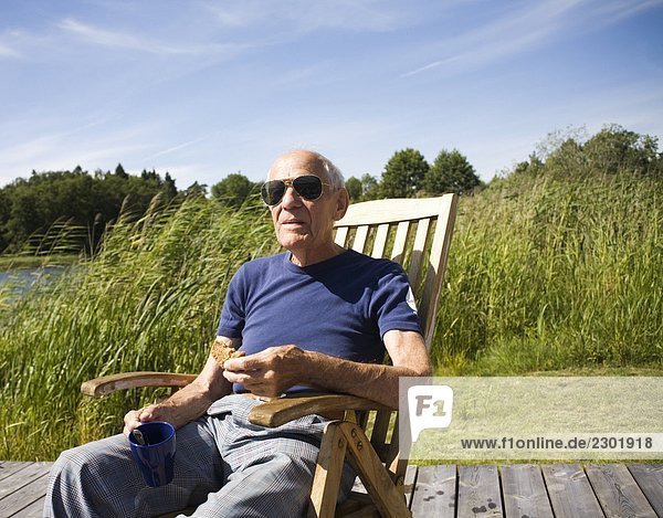 Ein alter Mann in einem Liegestuhl Schweden