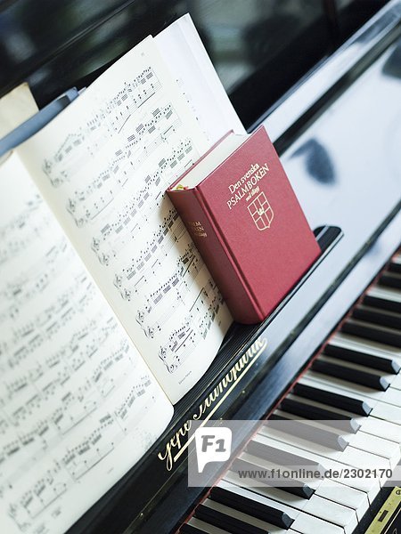 Hymn Book und Music Notes auf einem Klavier Schweden