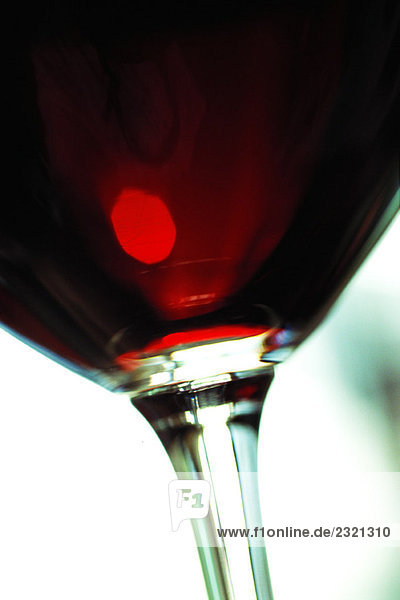 Rotwein im Glas  Nahaufnahme  beschnitten