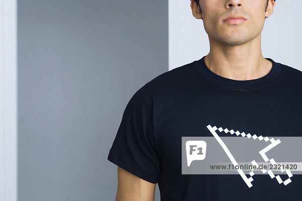 Mann im T-Shirt mit Computer-Cursor bedruckt  abgeschnittene Ansicht