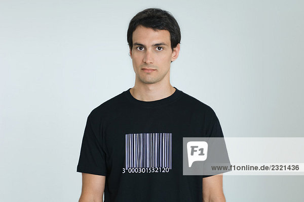 Mann im T-Shirt mit Barcode  Portrait