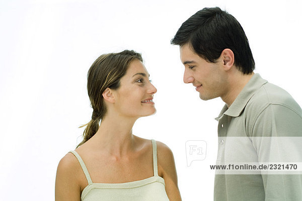 Junges Paar von Angesicht zu Angesicht  lächelnd  Portrait