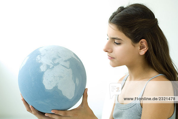 Teenager Mädchen mit Globus  Seitenansicht  Portrait