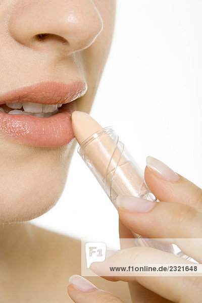 Frau mit Lippenstift  abgeschnittene Ansicht  extreme Nahaufnahme  Mund