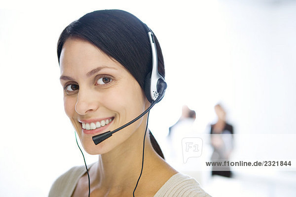 Kundenbetreuerin  lächelnd vor der Kamera  Porträt