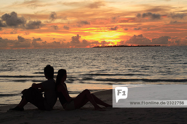 Paar auf den Malediven bei Sonnenuntergang