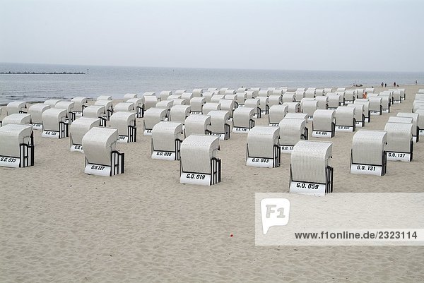 Wicker Liegestühle am Strand  Goehren  Rügen  Mecklenburg-Vorpommern Deutschland