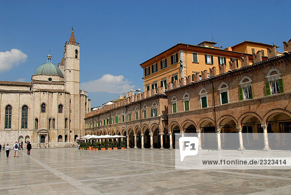 Italien  Marche  Ascoli Piceno. Piazza del Popolo und Kirche von San Francesco