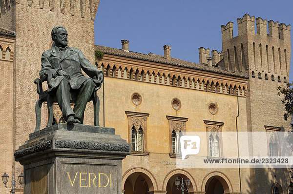 Italien  Emilia Romagna  Busseto  Verdi Quadrat und Giuseppe Verdi statue