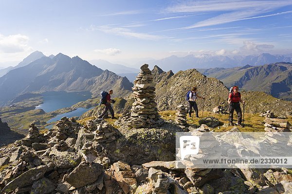 Rock Cairns und Gruppe von Bergsteiger, Schobergruppe, Österreich