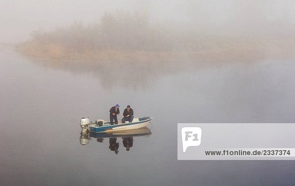 Angeln in nebelig Vermilion River im Morgengrauen. Ontario  Kanada