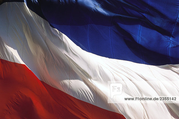 Französische Flagge im Wind  Nahaufnahme  Vollbild