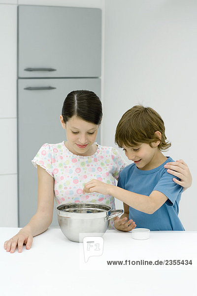 Junge und Mädchen kochen zusammen